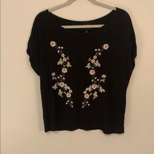 Flower embroidered tee